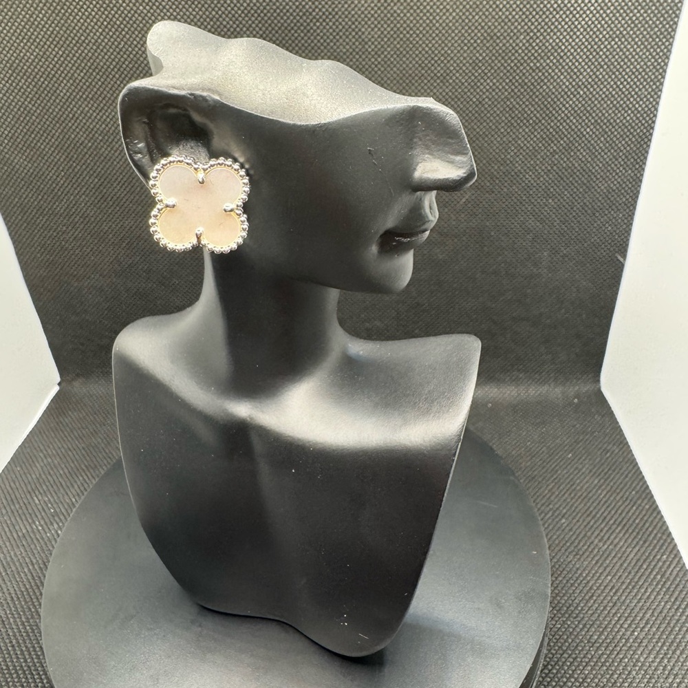 ‼️FINAL SALE ‼️Elegant 18k White Gold with Mother of Pearl Flower Earrings
